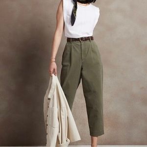 Like new! Banana Republic Pleated Cropped Chino